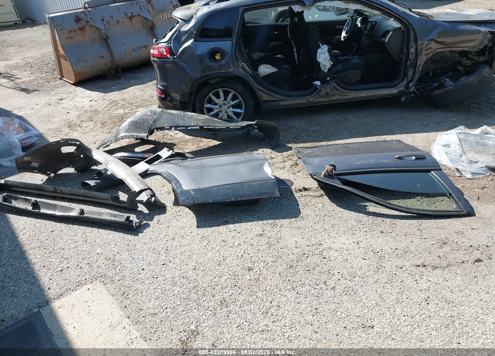 2018 JEEP CHEROKEE LATITUDE TECH CONNECT FWD VIN: 1C4PJLCB2JD605058