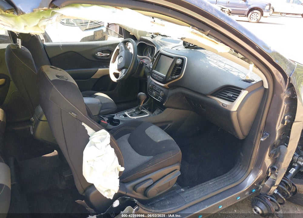 2018 JEEP CHEROKEE LATITUDE TECH CONNECT FWD VIN: 1C4PJLCB2JD605058
