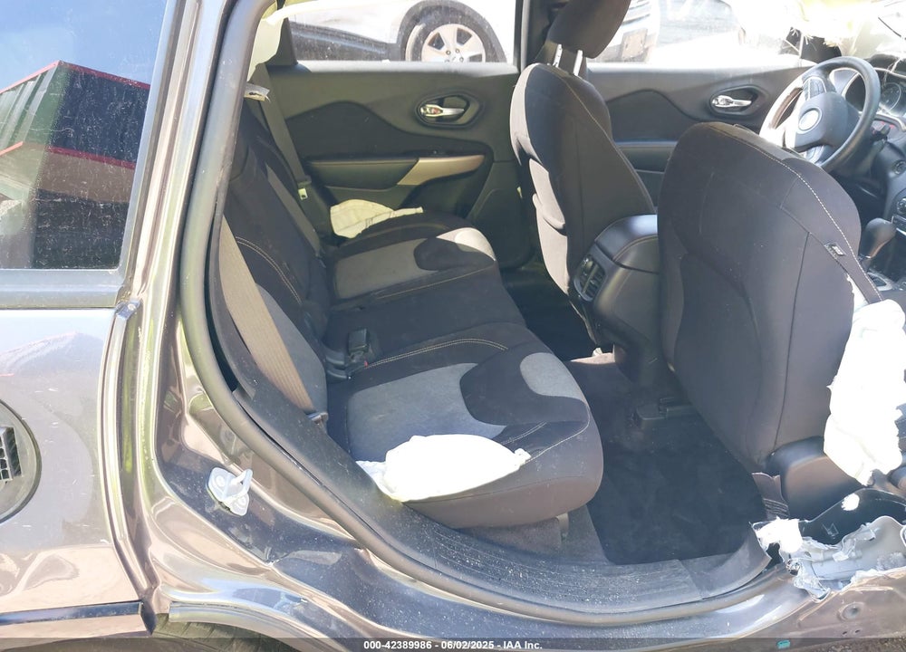 2018 JEEP CHEROKEE LATITUDE TECH CONNECT FWD VIN: 1C4PJLCB2JD605058