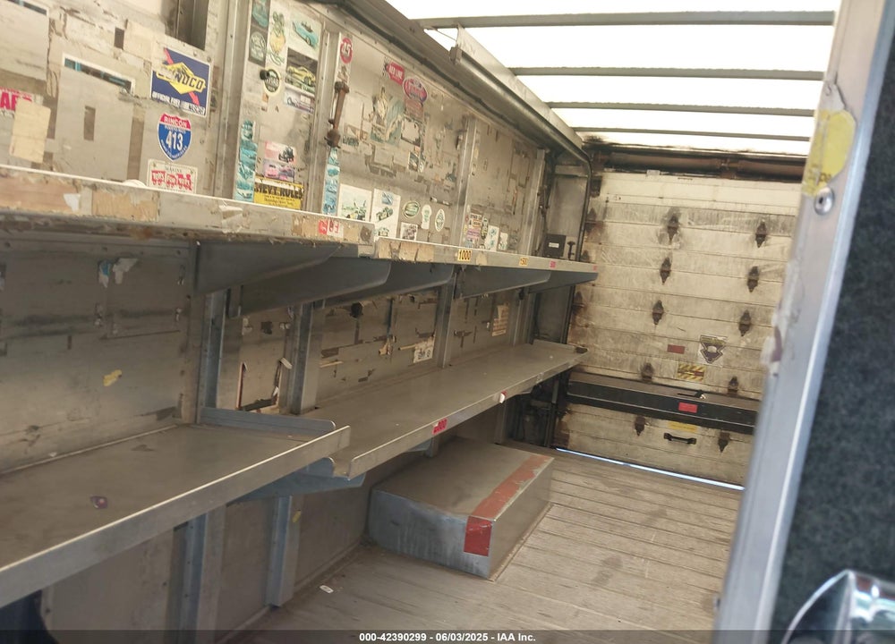 2001 FREIGHTLINER CHASSIS M LINE WALK-IN VAN VIN: 4UZAANBW81CH53290