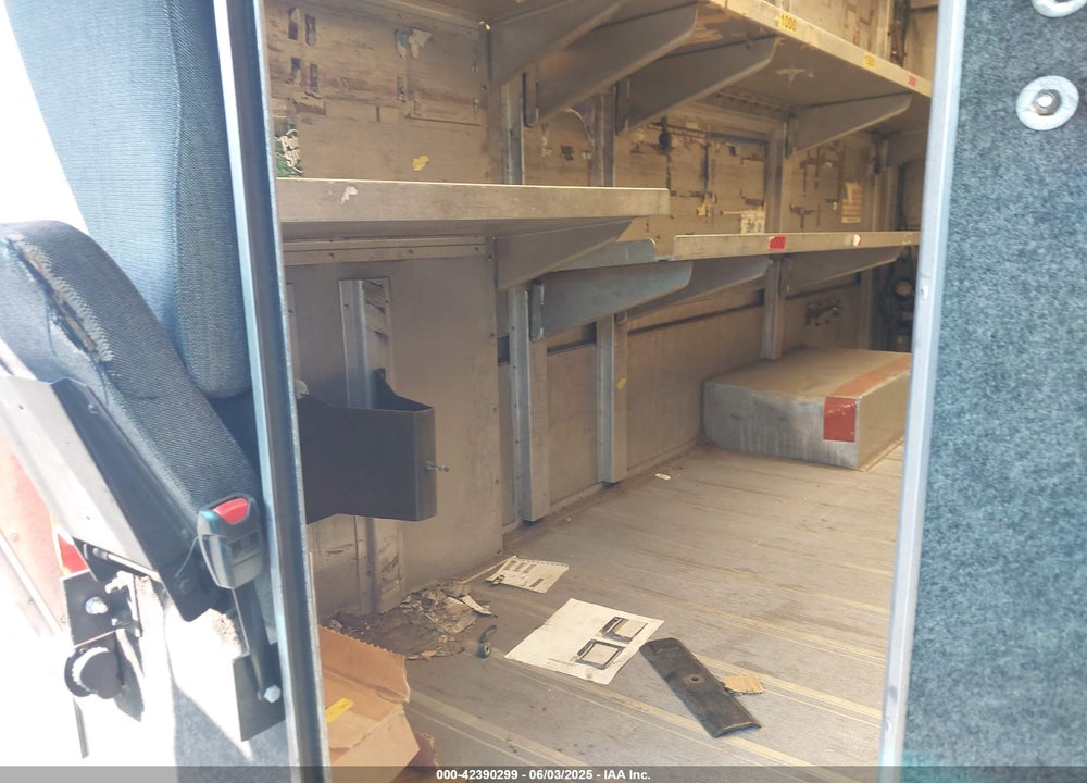 2001 FREIGHTLINER CHASSIS M LINE WALK-IN VAN VIN: 4UZAANBW81CH53290