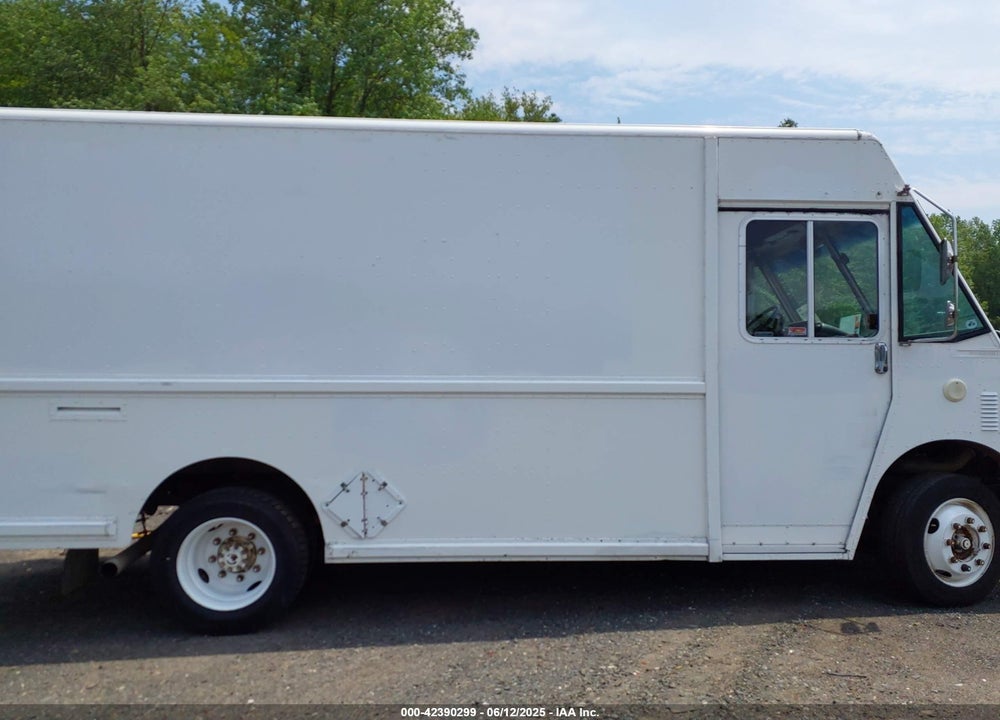 2001 FREIGHTLINER CHASSIS M LINE WALK-IN VAN VIN: 4UZAANBW81CH53290