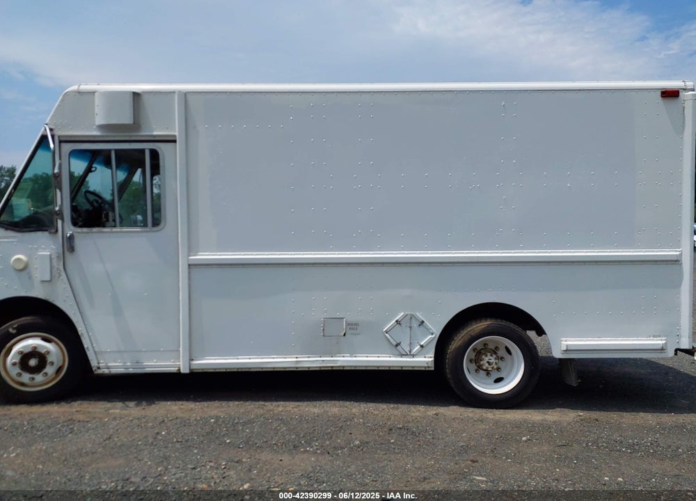 2001 FREIGHTLINER CHASSIS M LINE WALK-IN VAN VIN: 4UZAANBW81CH53290