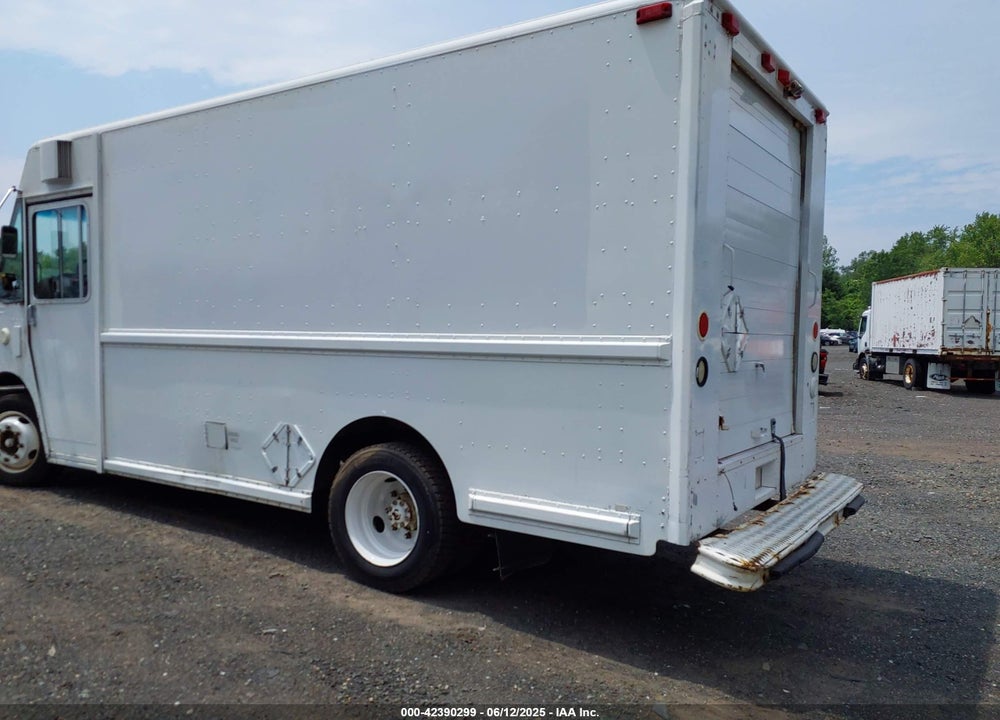 2001 FREIGHTLINER CHASSIS M LINE WALK-IN VAN VIN: 4UZAANBW81CH53290