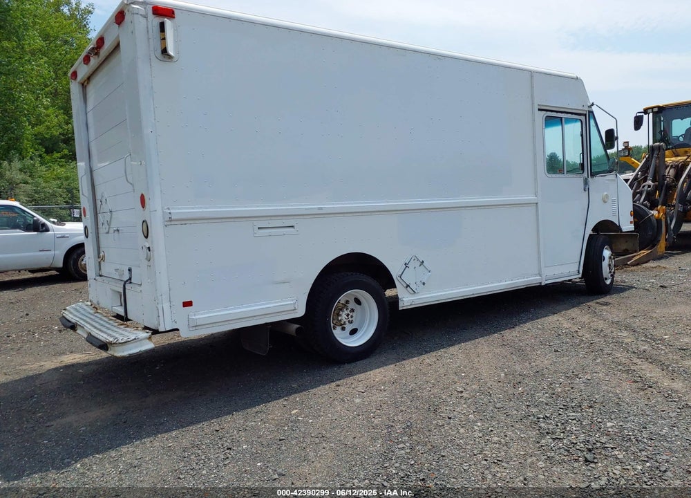 2001 FREIGHTLINER CHASSIS M LINE WALK-IN VAN VIN: 4UZAANBW81CH53290