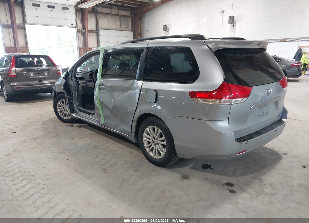 2013 TOYOTA SIENNA XLE V6 8 PASSENGER VIN: 5TDYK3DCXDS313143