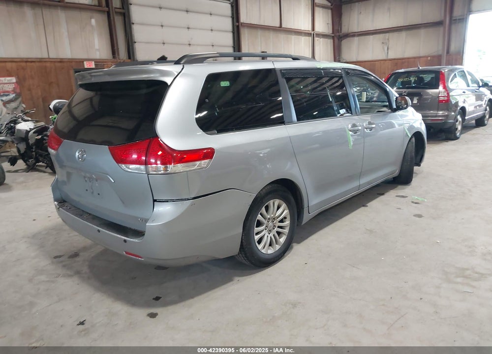 2013 TOYOTA SIENNA XLE V6 8 PASSENGER VIN: 5TDYK3DCXDS313143