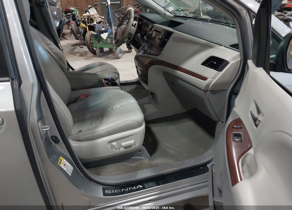 2013 TOYOTA SIENNA XLE V6 8 PASSENGER VIN: 5TDYK3DCXDS313143