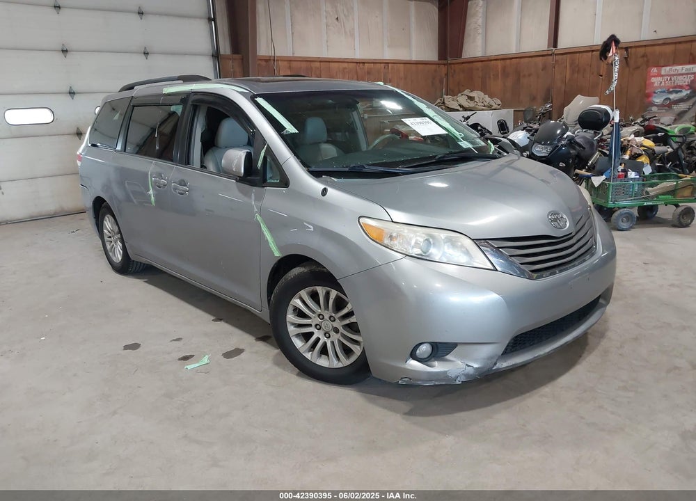 2013 TOYOTA SIENNA XLE V6 8 PASSENGER VIN: 5TDYK3DCXDS313143