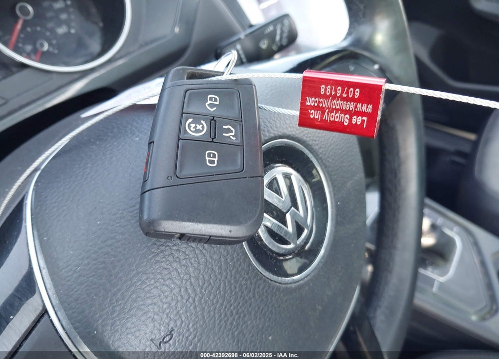 2018 VOLKSWAGEN TIGUAN VIN: 3VV3B7AX5JM091021