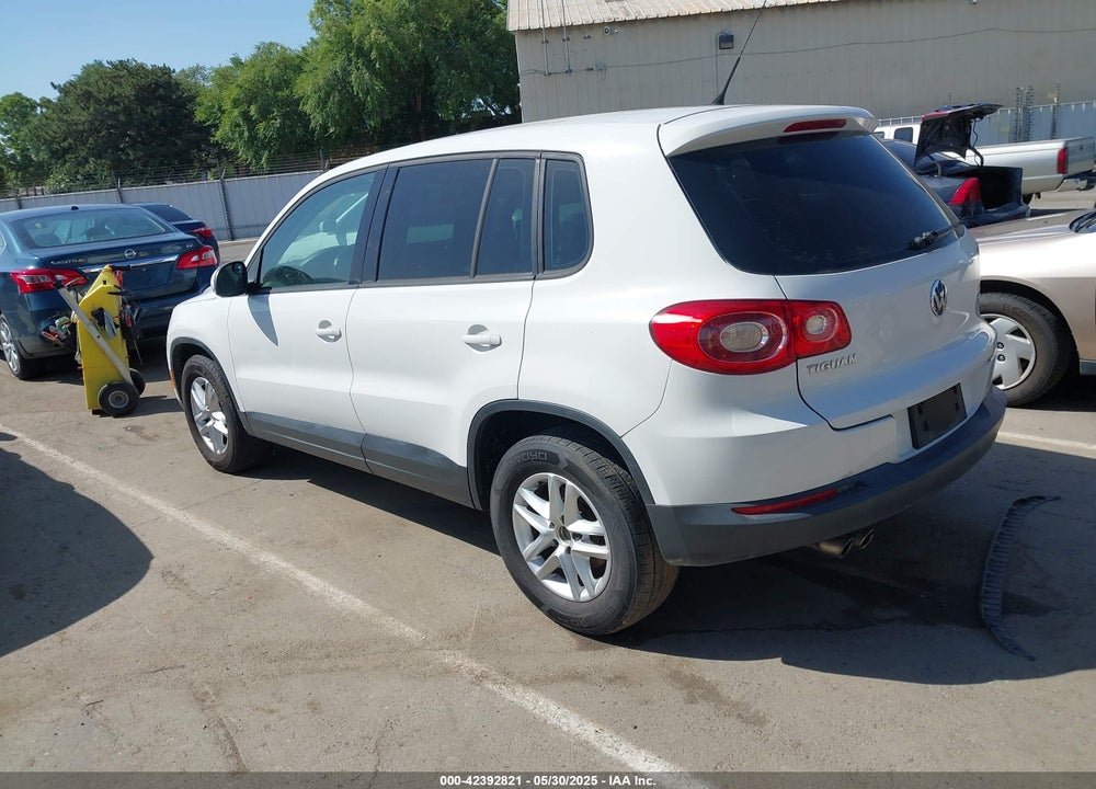 2011 VOLKSWAGEN TIGUAN VIN: WVGAV7AX0BW556329