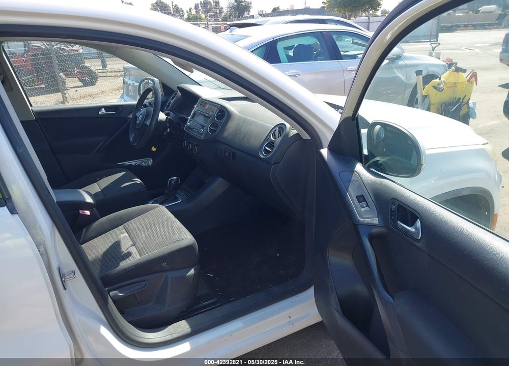 2011 VOLKSWAGEN TIGUAN VIN: WVGAV7AX0BW556329