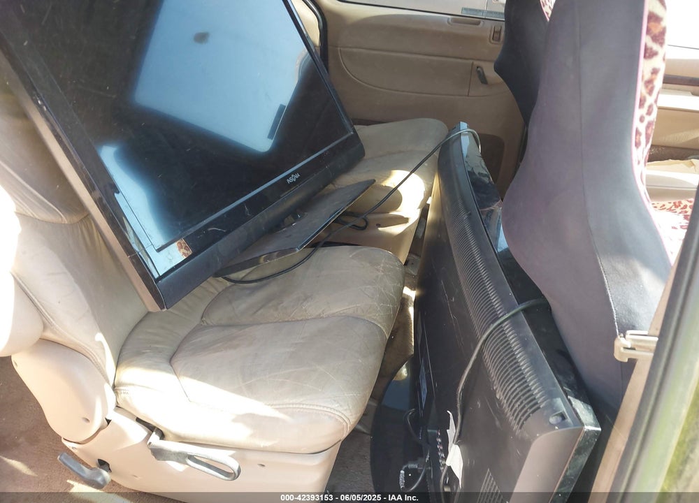 1998 CHRYSLER TOWN & COUNTRY LXI VIN: 1C4GT64L8WB562562