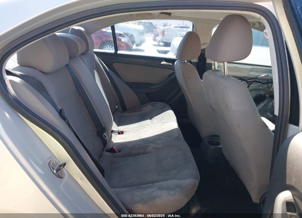 2011 VOLKSWAGEN JETTA 2.0L S VIN: 3VW2K7AJ1BM040541