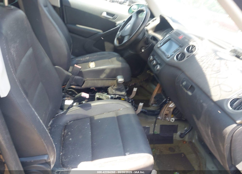 2010 VOLKSWAGEN TIGUAN VIN: WVGBV7AX5AW526908