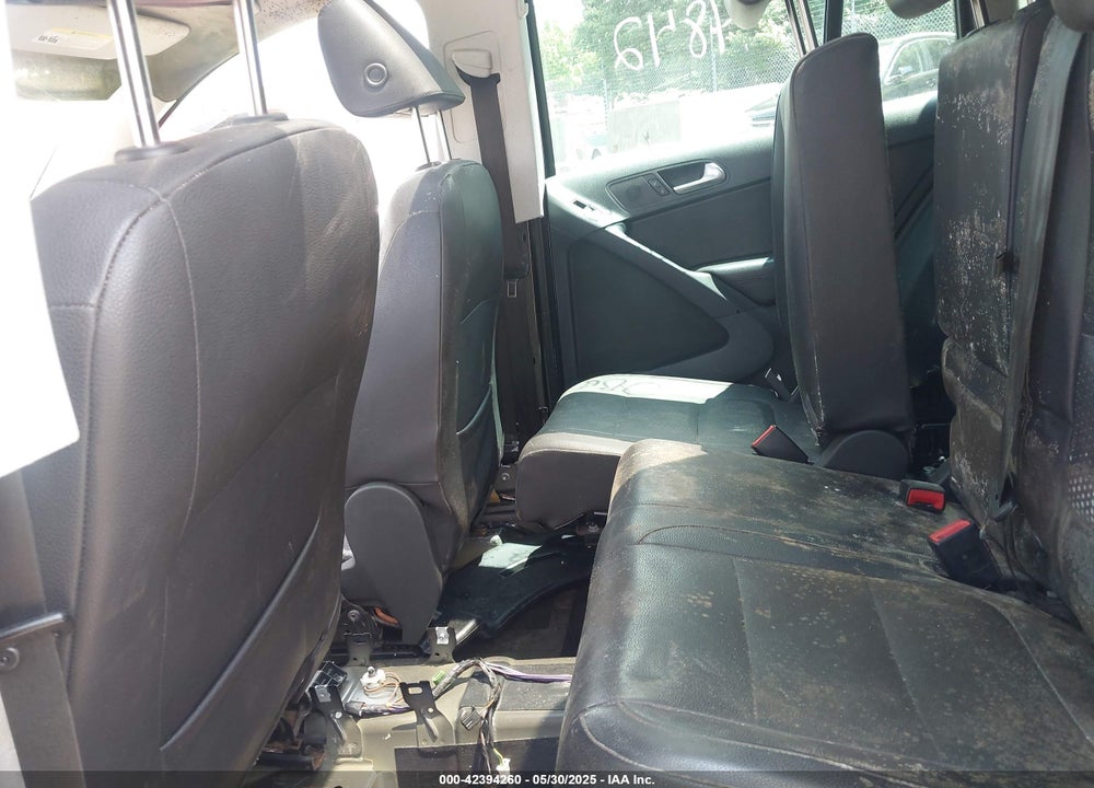 2010 VOLKSWAGEN TIGUAN VIN: WVGBV7AX5AW526908