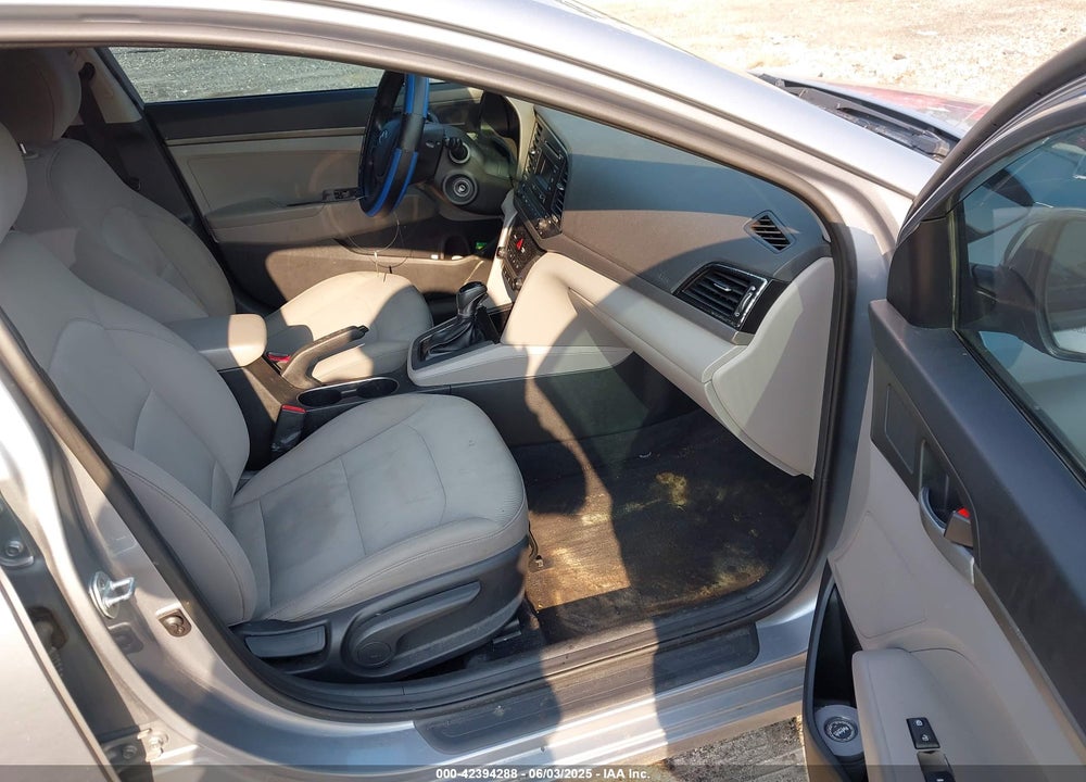 2017 HYUNDAI ELANTRA VIN: 5NPD74LF8HH112001