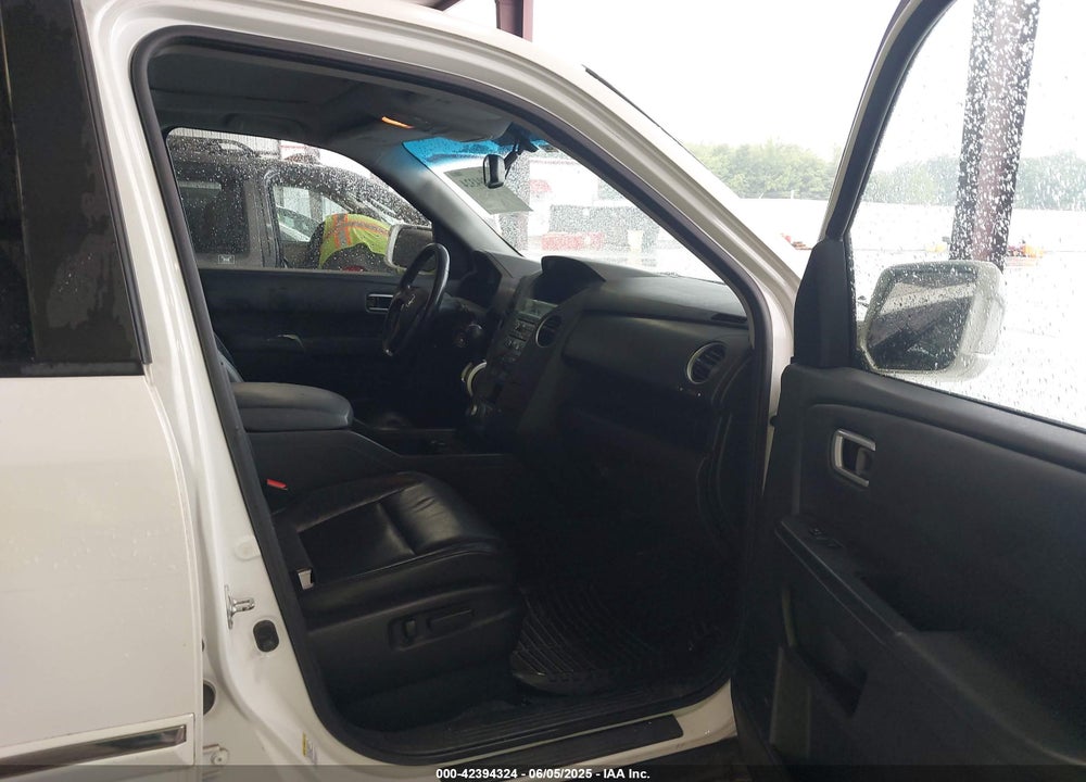 2011 HONDA PILOT TOURING VIN: 5FNYF4H99BB035894