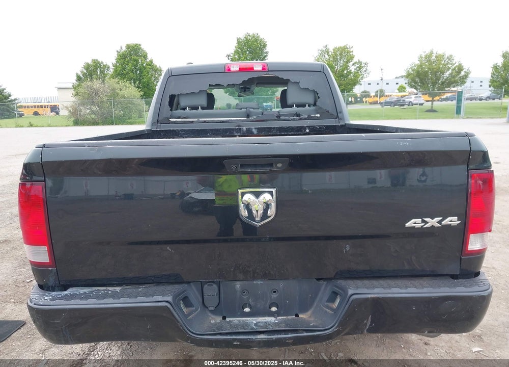 2018 RAM 1500 VIN: 1C6RR7FG7JS167415
