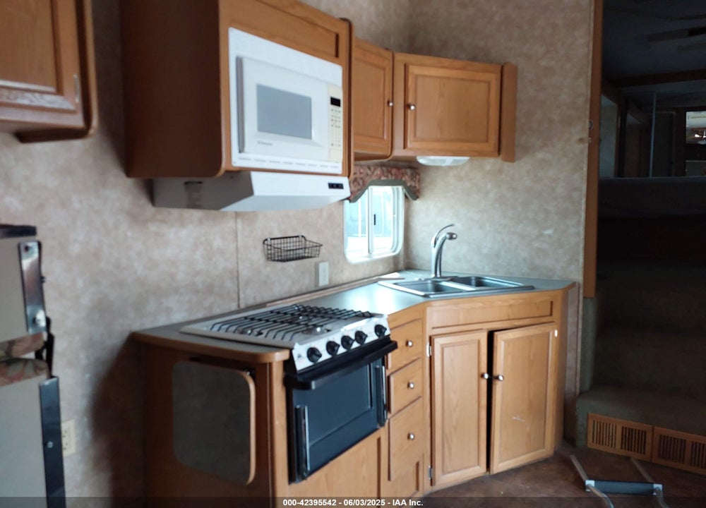 2005 5TH WHEEL OTHER VIN: 1SN300R205A000933