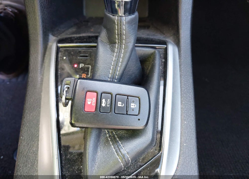 2018 TOYOTA COROLLA XLE VIN: 5YFBURHEXJP788200