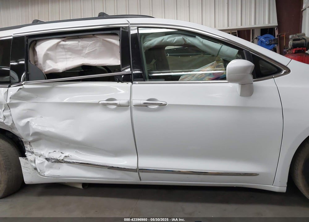 2017 CHRYSLER PACIFICA TOURING L VIN: 2C4RC1BG1HR683133