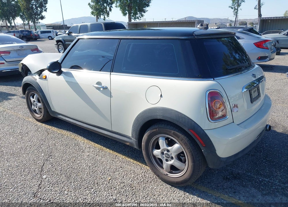 2010 MINI COOPER VIN: WMWMF3C52ATZ62130