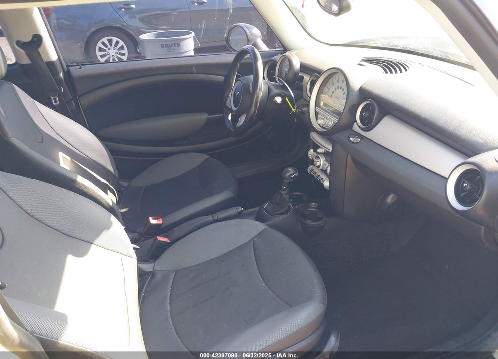 2010 MINI COOPER VIN: WMWMF3C52ATZ62130