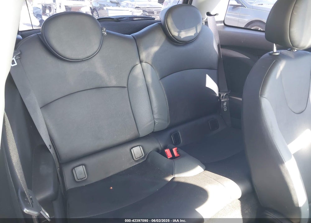 2010 MINI COOPER VIN: WMWMF3C52ATZ62130