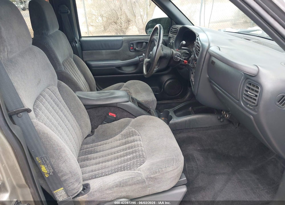 2002 CHEVROLET BLAZER LS VIN: 1GNDT13W32K218169