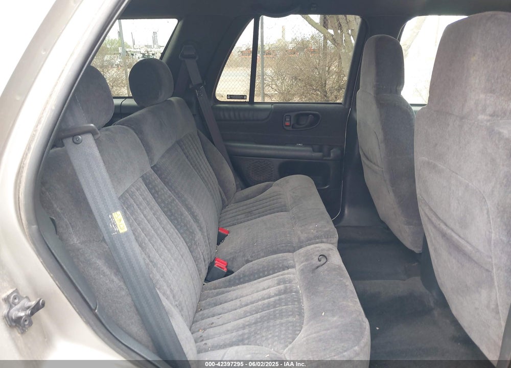2002 CHEVROLET BLAZER LS VIN: 1GNDT13W32K218169