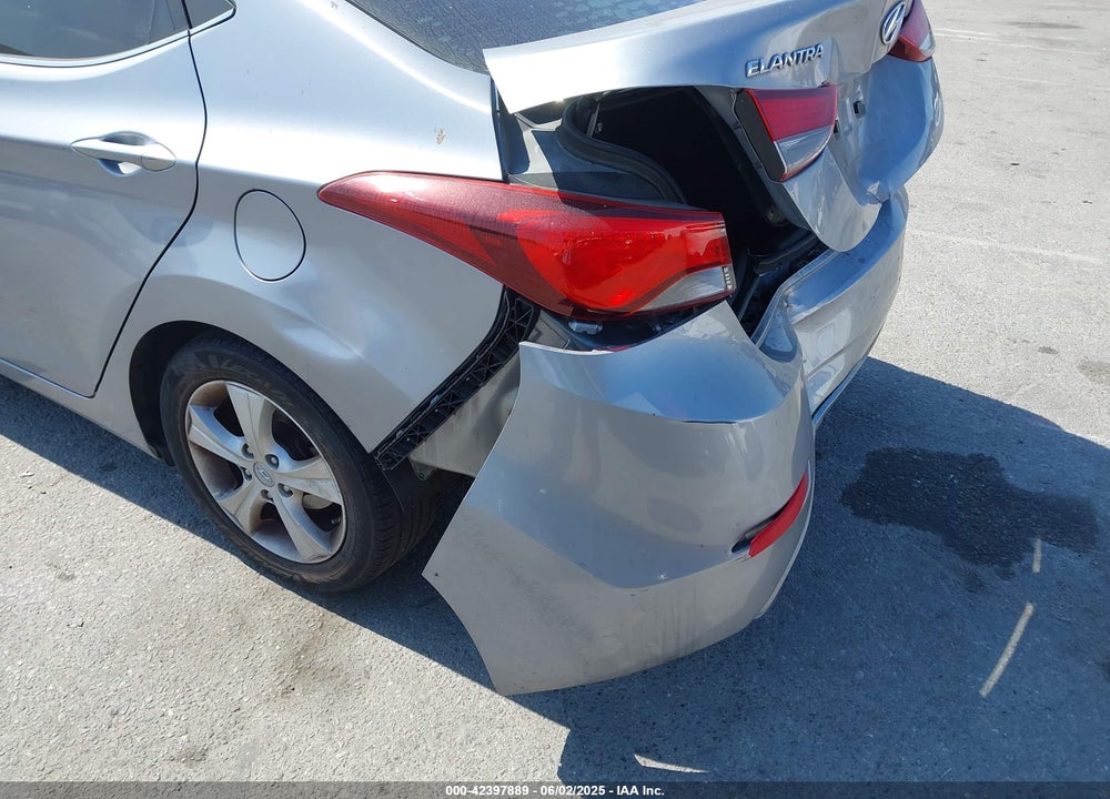 2016 HYUNDAI ELANTRA VIN: 5NPDH4AE6GH737082
