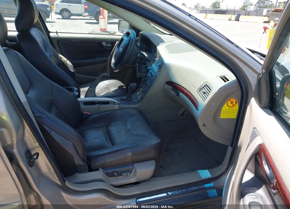 2002 VOLVO V70 XC VIN: YV1SZ58D021056336