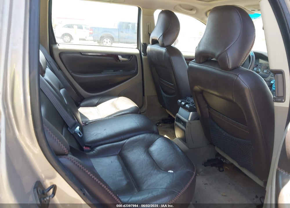 2002 VOLVO V70 XC VIN: YV1SZ58D021056336