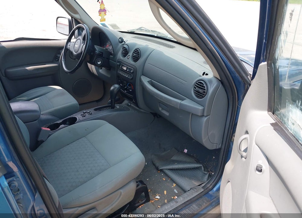 2006 JEEP LIBERTY VIN: 1J4GL48K16W152159