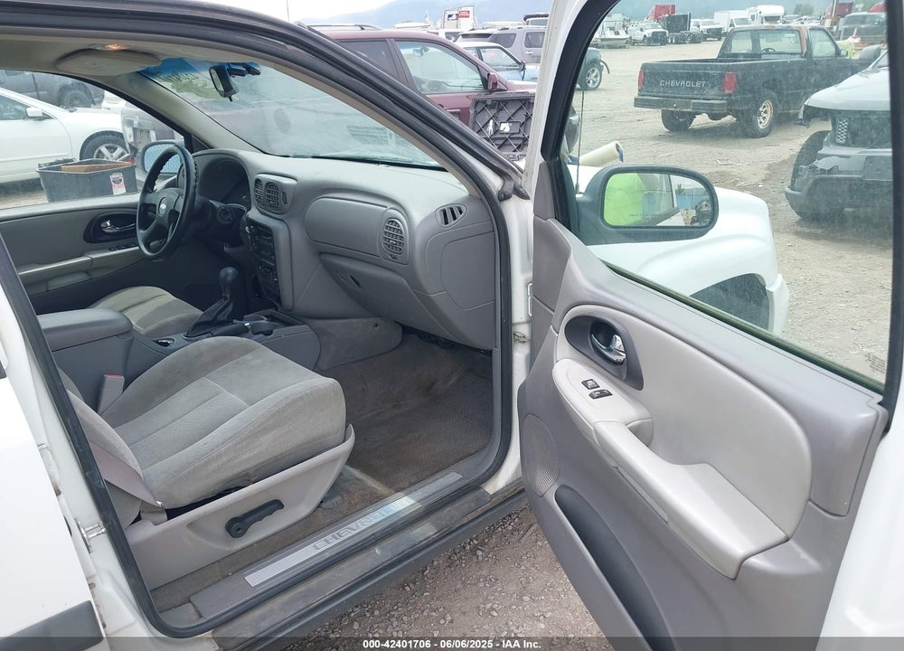 2005 CHEVROLET TRAILBLAZER LS VIN: 1GNDT13S052220334