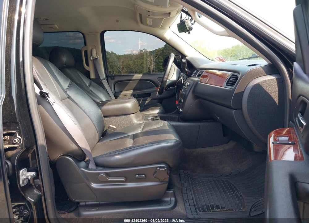 2011 CHEVROLET TAHOE VIN: 1GNSKBE03BR320118