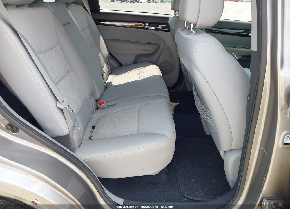 2011 KIA SORENTO VIN: 5XYKT3A14BG045822