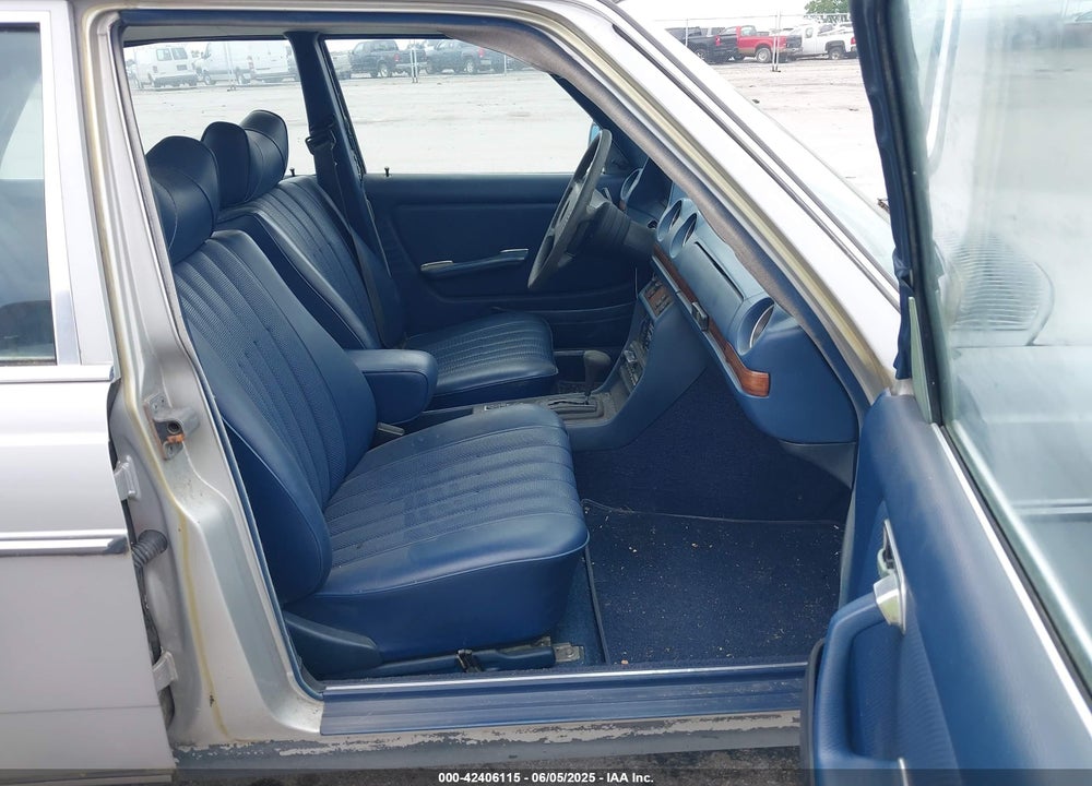 1977 MERCEDES-BENZ 300D VIN: 12313012025940
