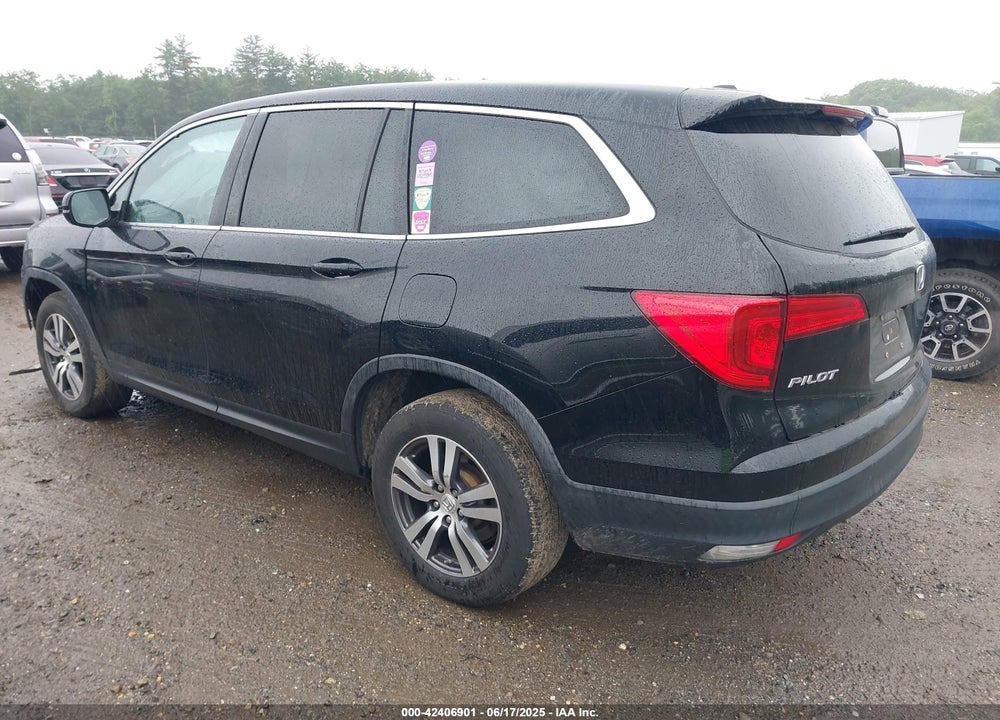 2017 HONDA PILOT VIN: 5FNYF6H58HB083923