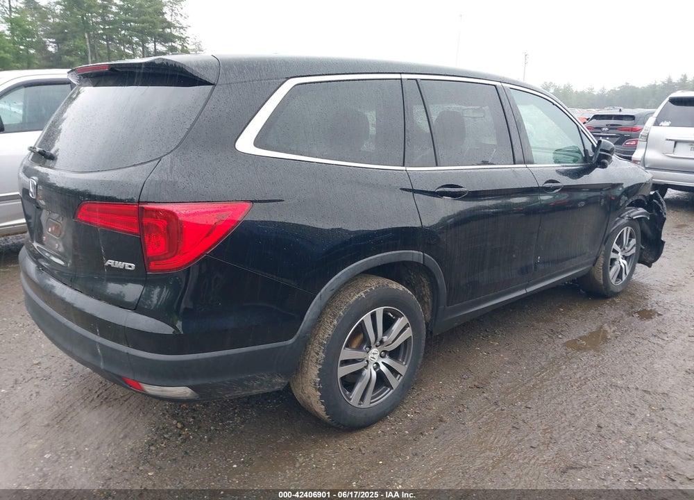 2017 HONDA PILOT VIN: 5FNYF6H58HB083923