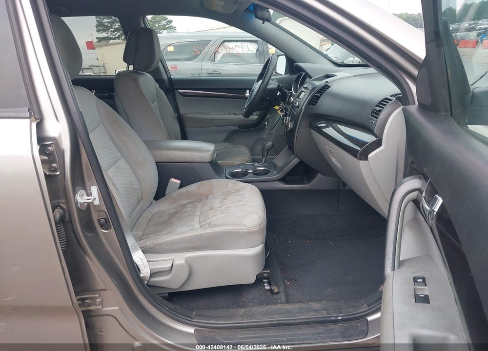 2011 KIA SORENTO VIN: 5XYKT4A21BG096516
