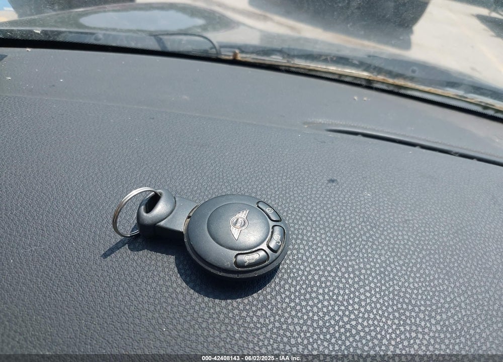 2010 MINI COOPER VIN: WMWMR3C51ATU97251