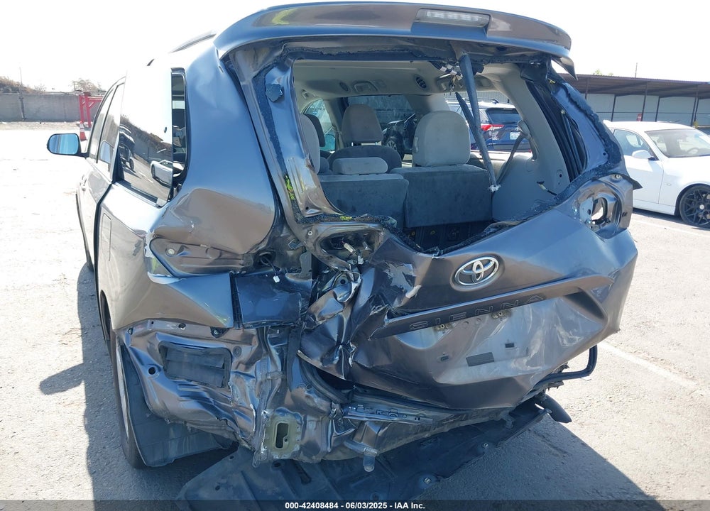 2014 TOYOTA SIENNA LE V6 8 PASSENGER VIN: 5TDKK3DC7ES427253