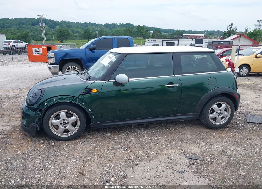 2011 MINI COOPER VIN: WMWSU3C56BT095684