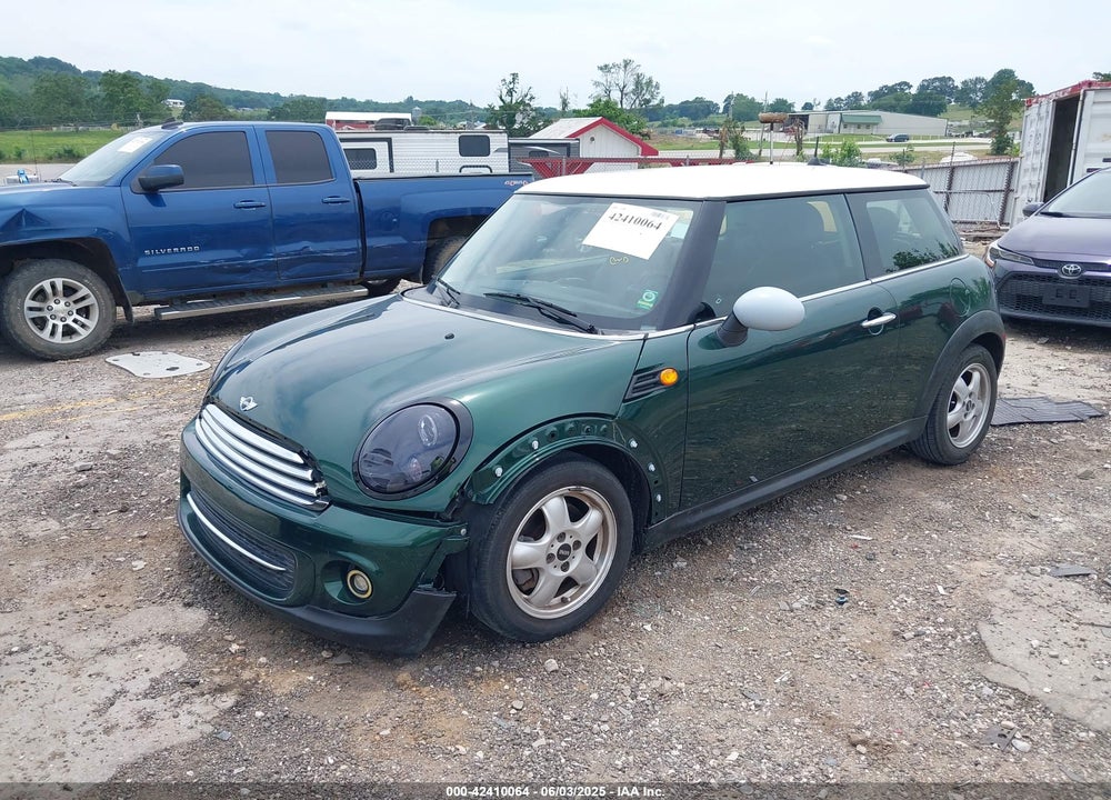 2011 MINI COOPER VIN: WMWSU3C56BT095684