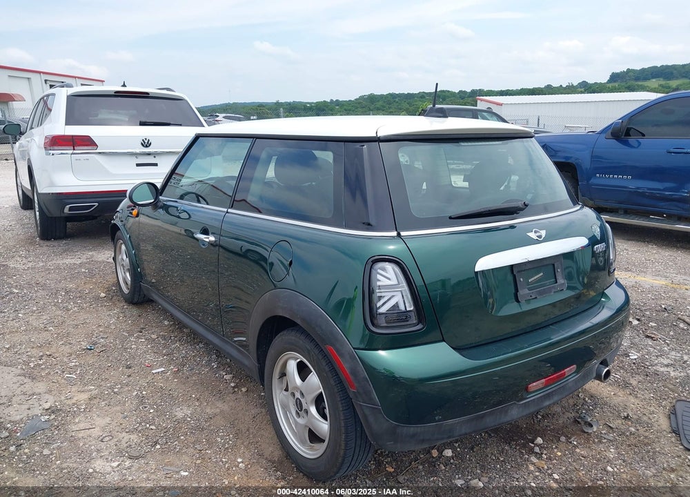 2011 MINI COOPER VIN: WMWSU3C56BT095684