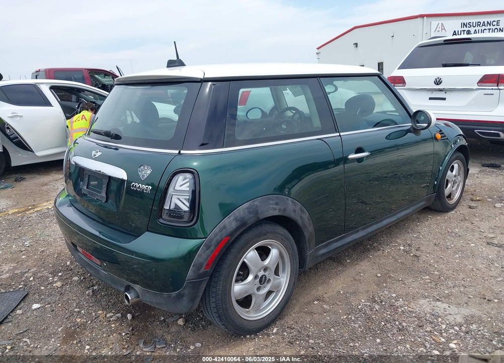 2011 MINI COOPER VIN: WMWSU3C56BT095684