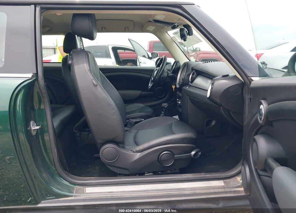 2011 MINI COOPER VIN: WMWSU3C56BT095684