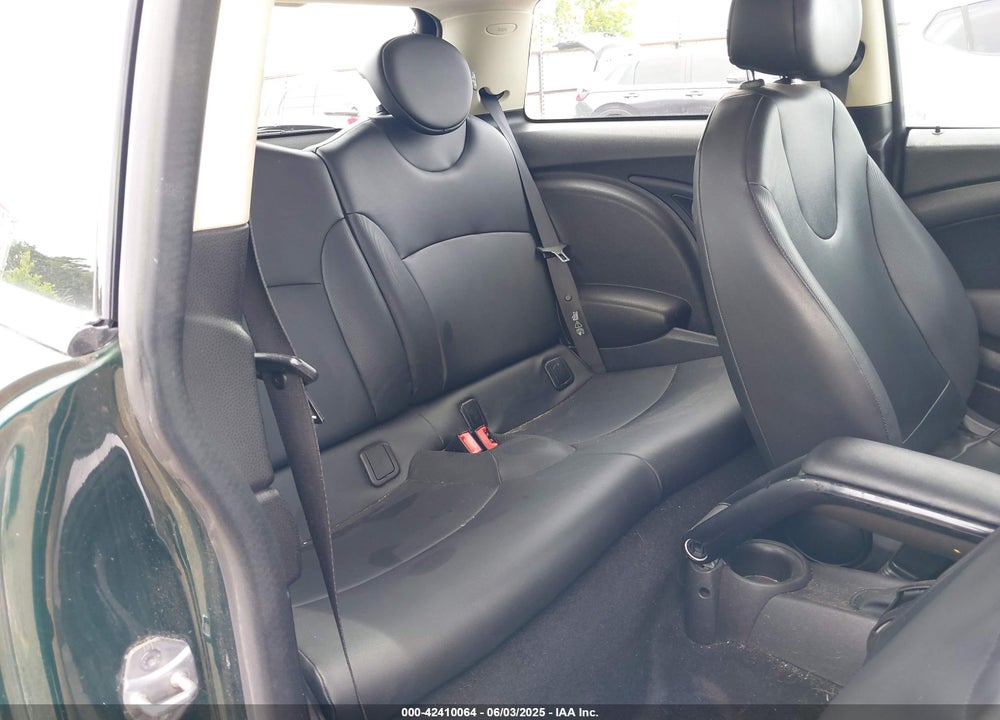 2011 MINI COOPER VIN: WMWSU3C56BT095684